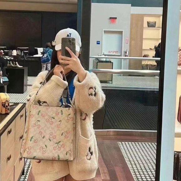 NWT Coach Mollie Bucket Bag In Signature Canvas With Heart Cherry Print - CE611 - Picture 3 of 13